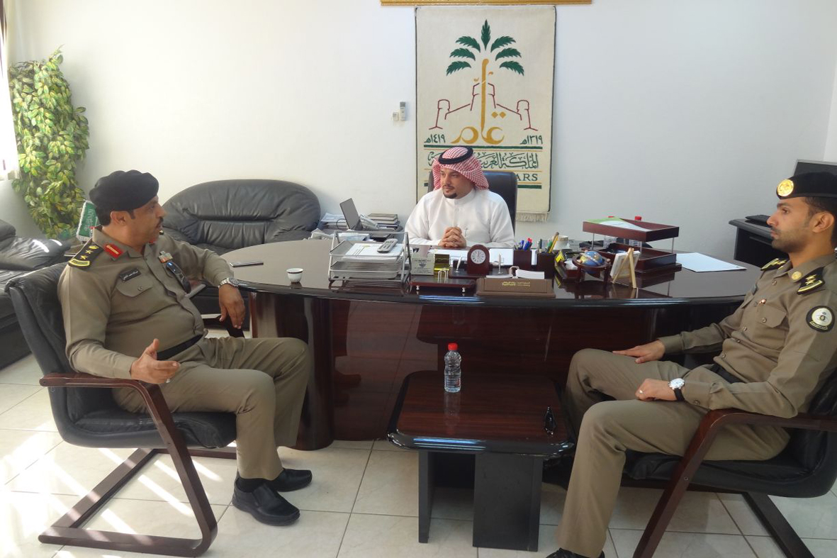 Secretary General of the Chamber of Commerce and Industry in Qurayat meets the director of the prison